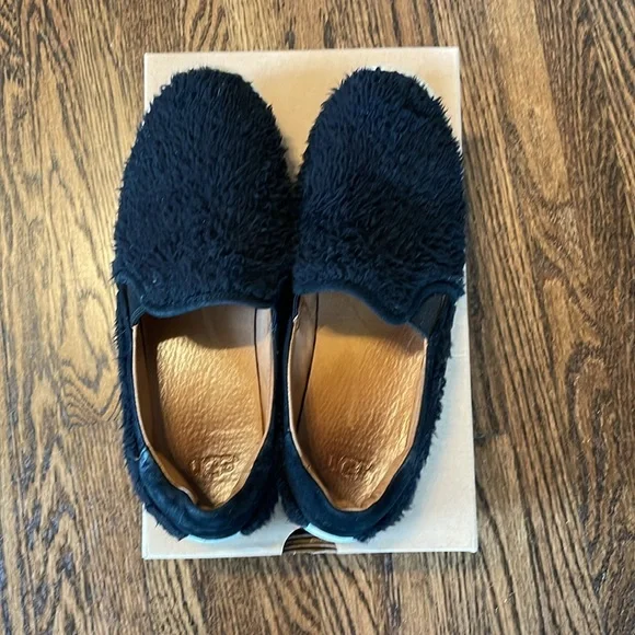 Fun comfy UGG Ricci, black slip-on sneakers. Fuzzy on the outside. Size 7 1/2. - Picture 4 of 7